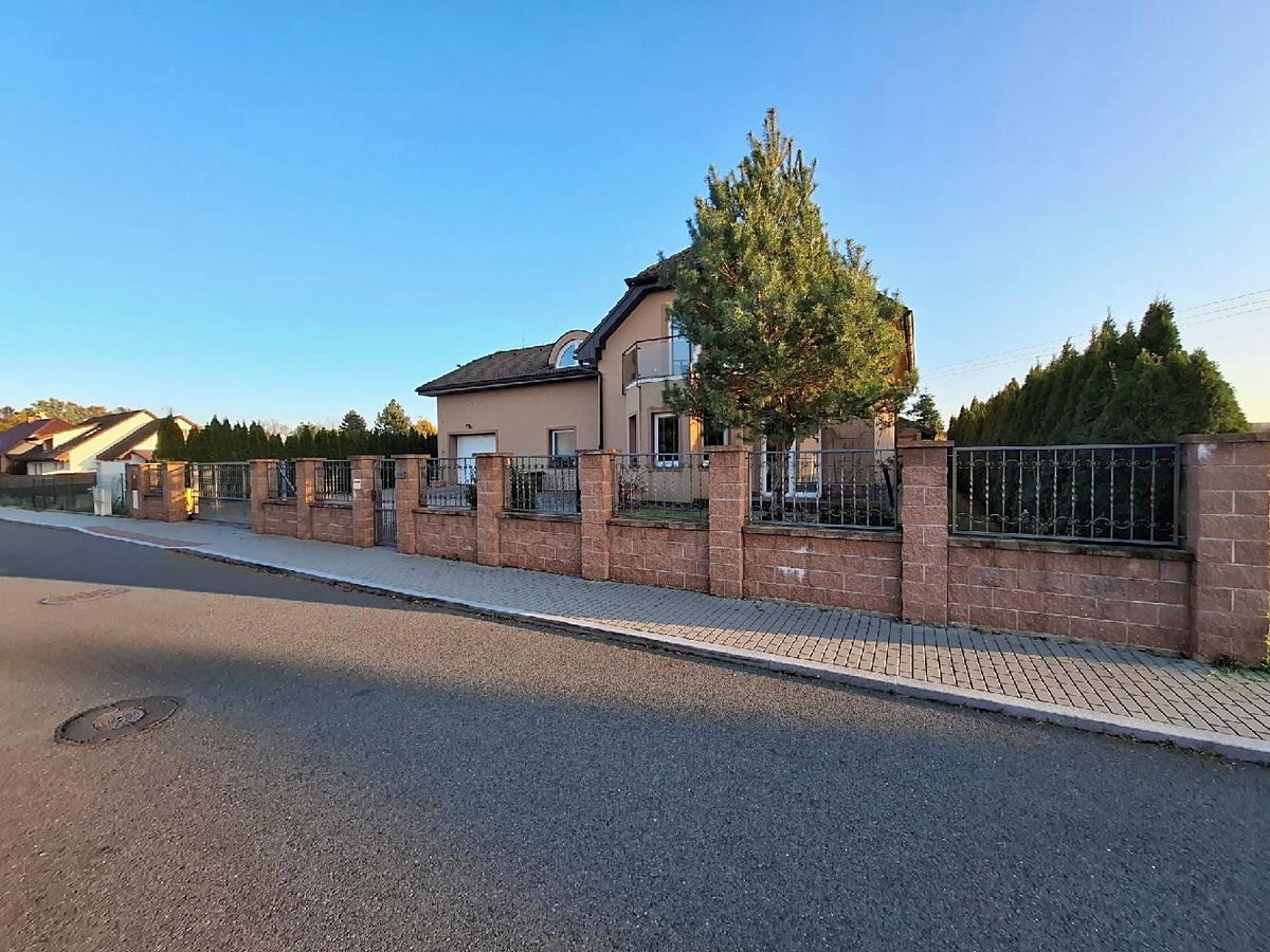 Prodej rodinného domu 290 m², pozemek 979 m² – fotografie 3
