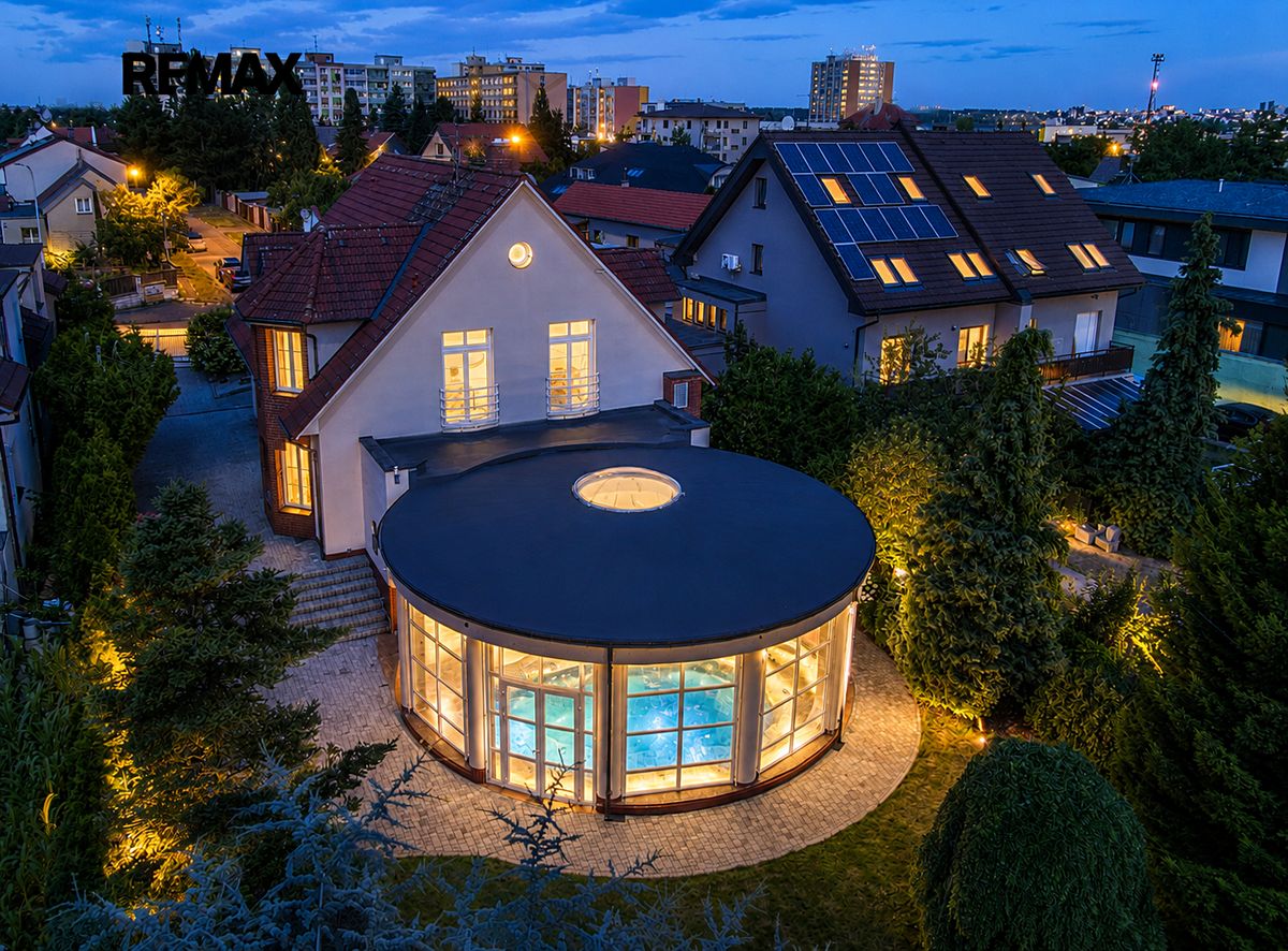 Prodej rodinného domu 507 m², pozemek 946 m²