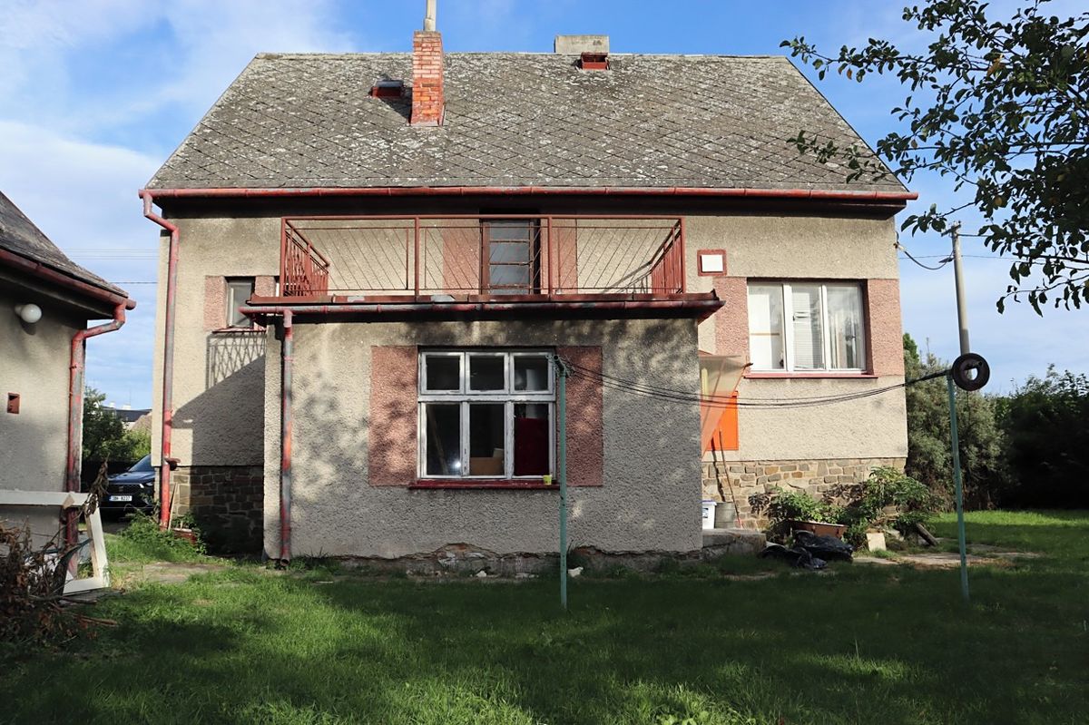 Prodej rodinného domu 220 m², pozemek 833 m² – fotografie 2