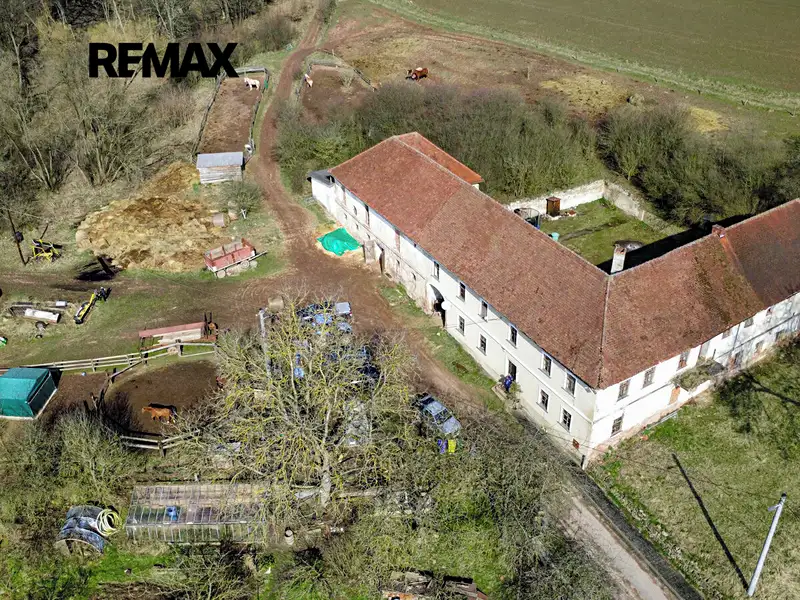 Prodej zemědělské usedlosti 951 m², pozemek 12336 m², Hluboké Dvory – náhled fotky 1
