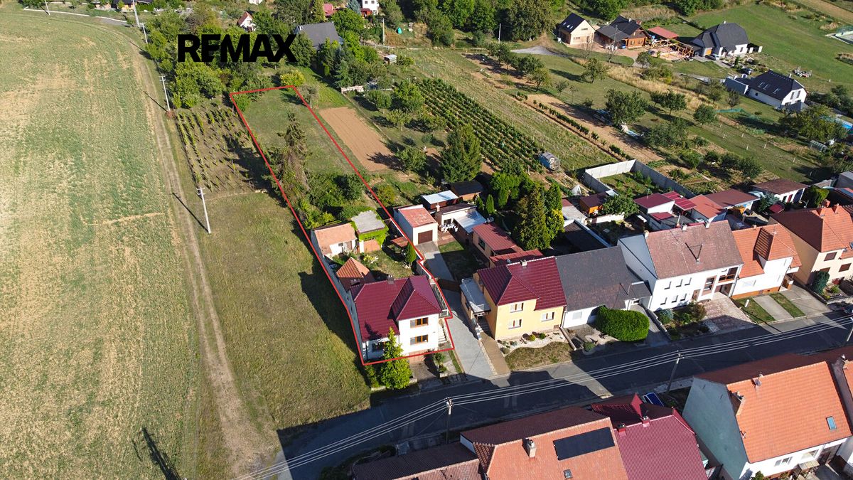 Prodej rodinného domu 240 m², pozemek 425 m² – fotografie 2