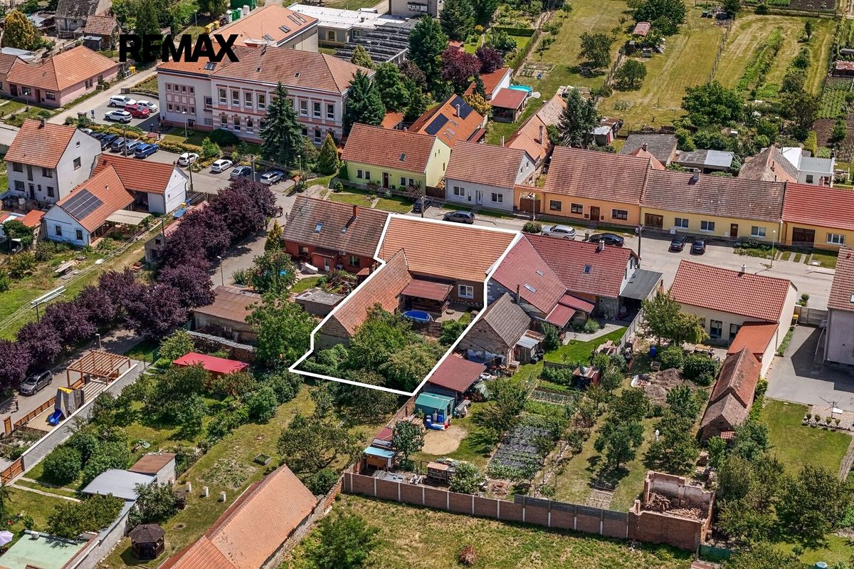 Prodej rodinného domu 248 m², pozemek 672 m² – fotografie 4