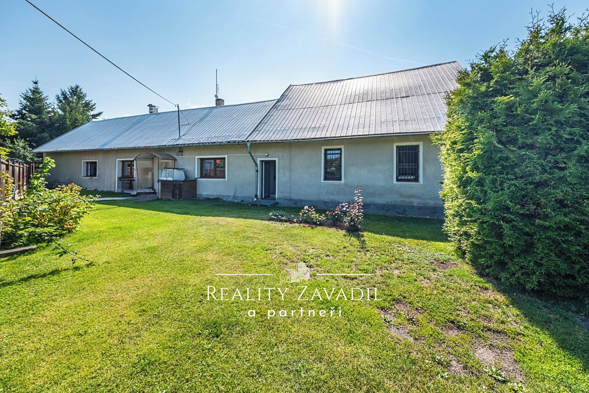 Prodej rodinného domu 225 m², pozemek 1091 m² – fotografie 2