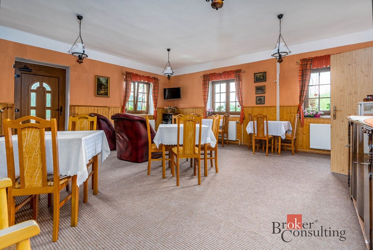 Prodej rodinného domu 620 m², pozemek 1366 m² – fotografie 2