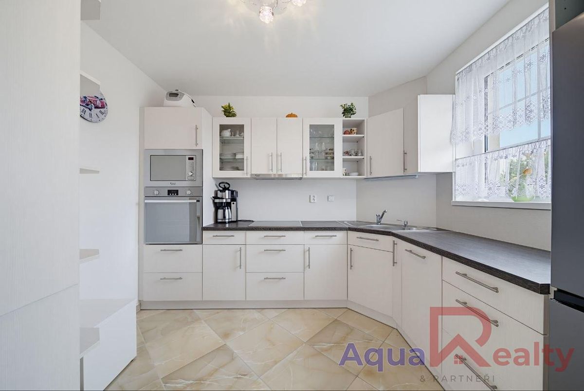 Prodej rodinného domu 206 m², pozemek 907 m² – fotografie 2