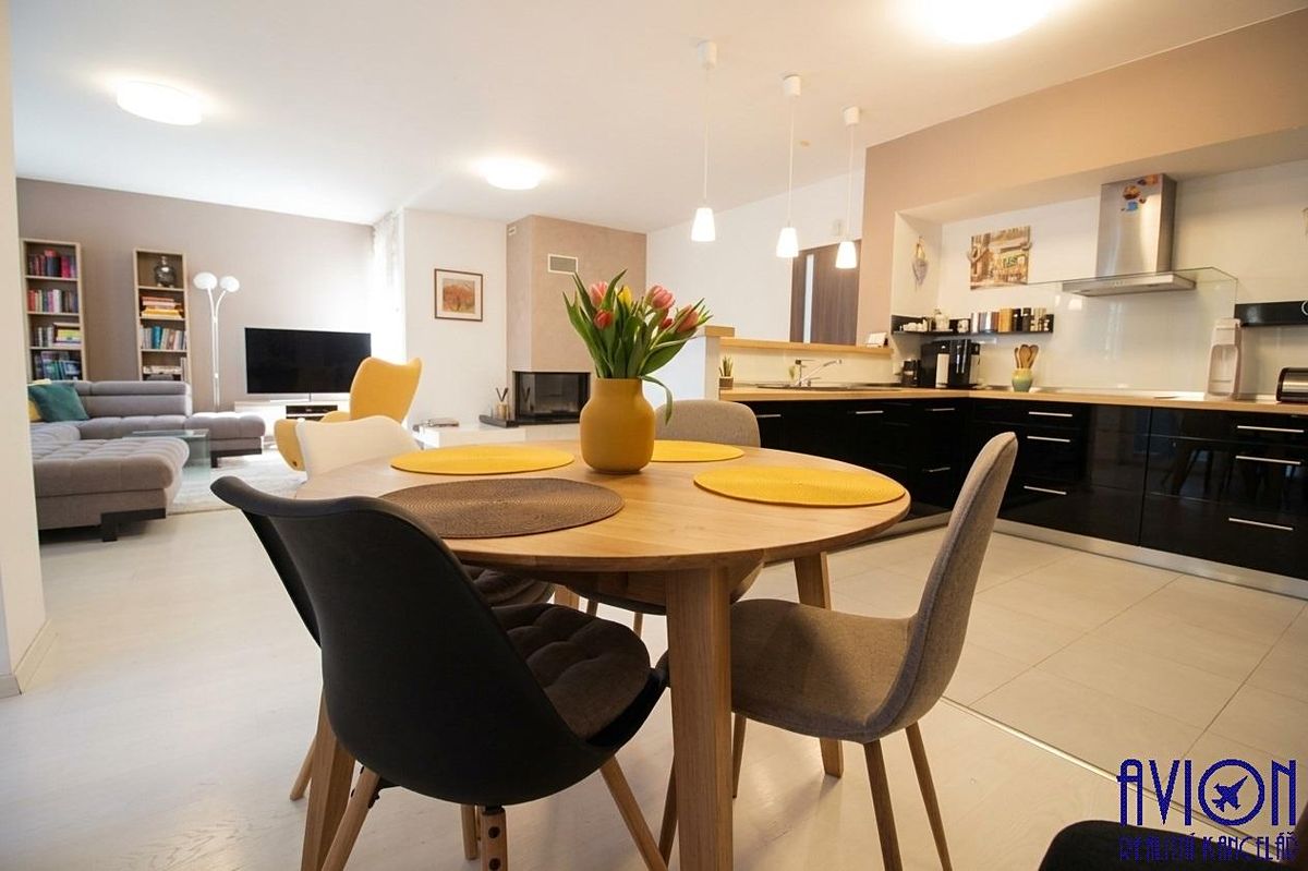 Pronájem rodinného domu 142 m², pozemek 347 m² – fotografie 2