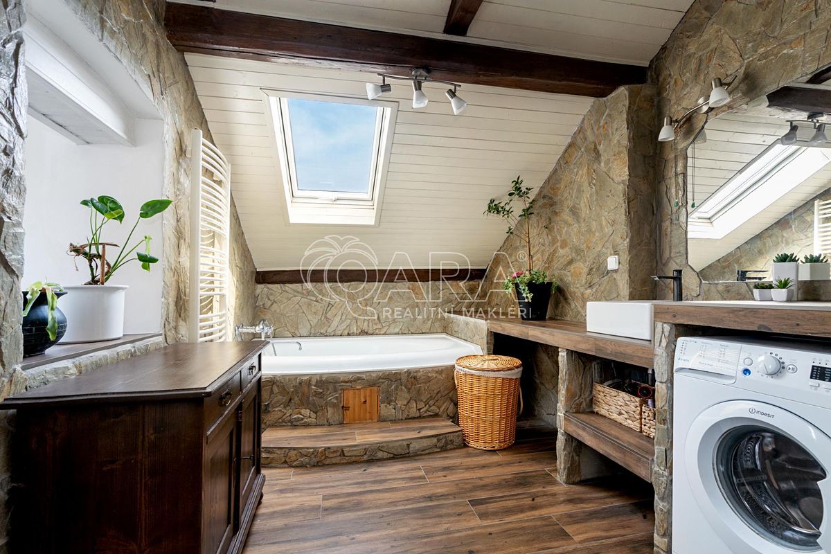 Prodej rodinného domu 217 m², pozemek 421 m² – fotografie 2
