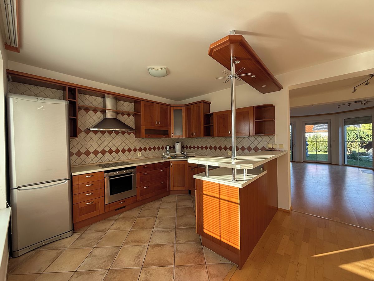 Prodej rodinného domu 185 m², pozemek 726 m² – fotografie 4