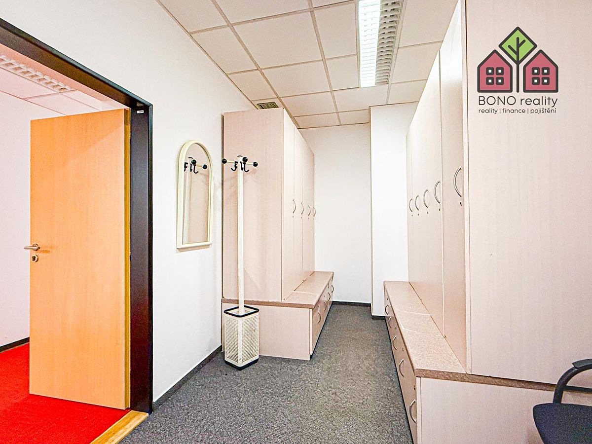 Pronájem kanceláře 242 m² – fotografie 2