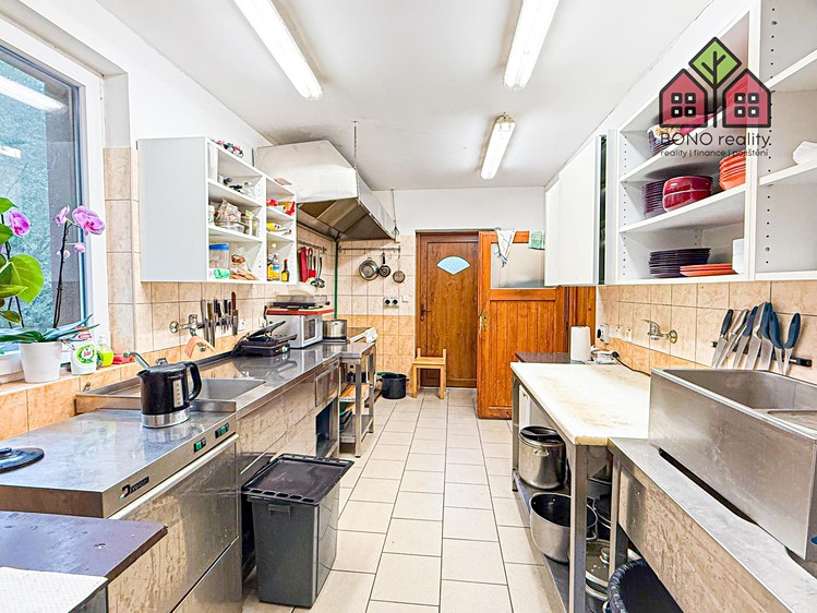 Prodej komerčního prostoru, 216 m² (2 z 33)