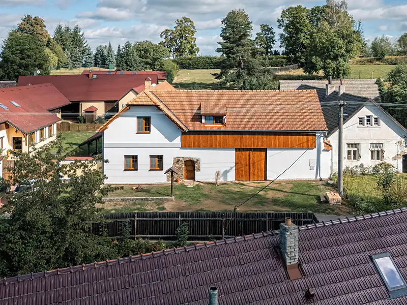 Prodej rodinného domu 370 m², pozemek 2115 m², Černovice – náhled fotky 3