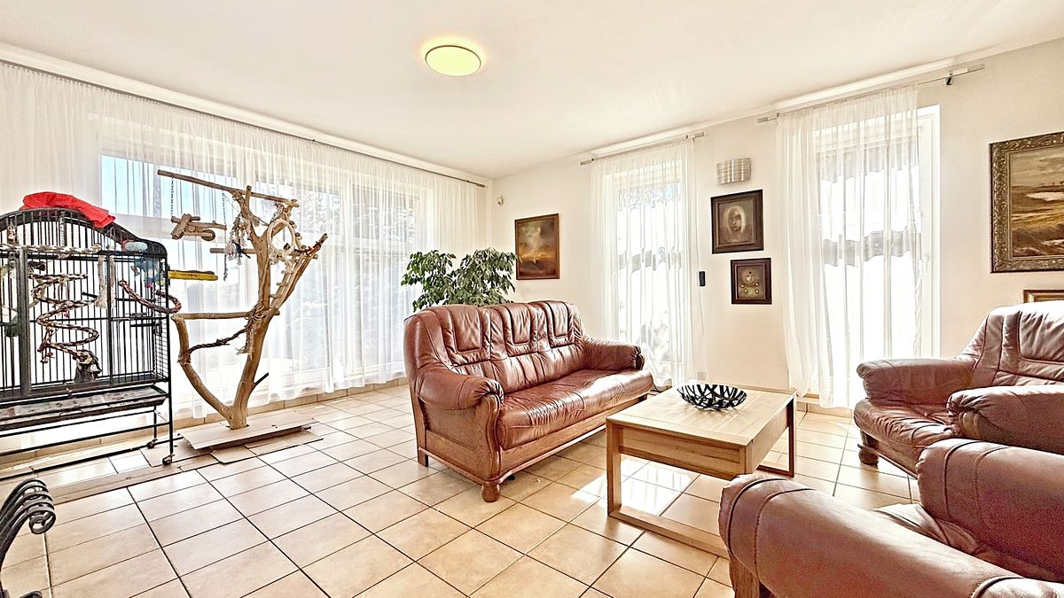 Prodej rodinného domu 263 m², pozemek 1012 m² – fotografie 3