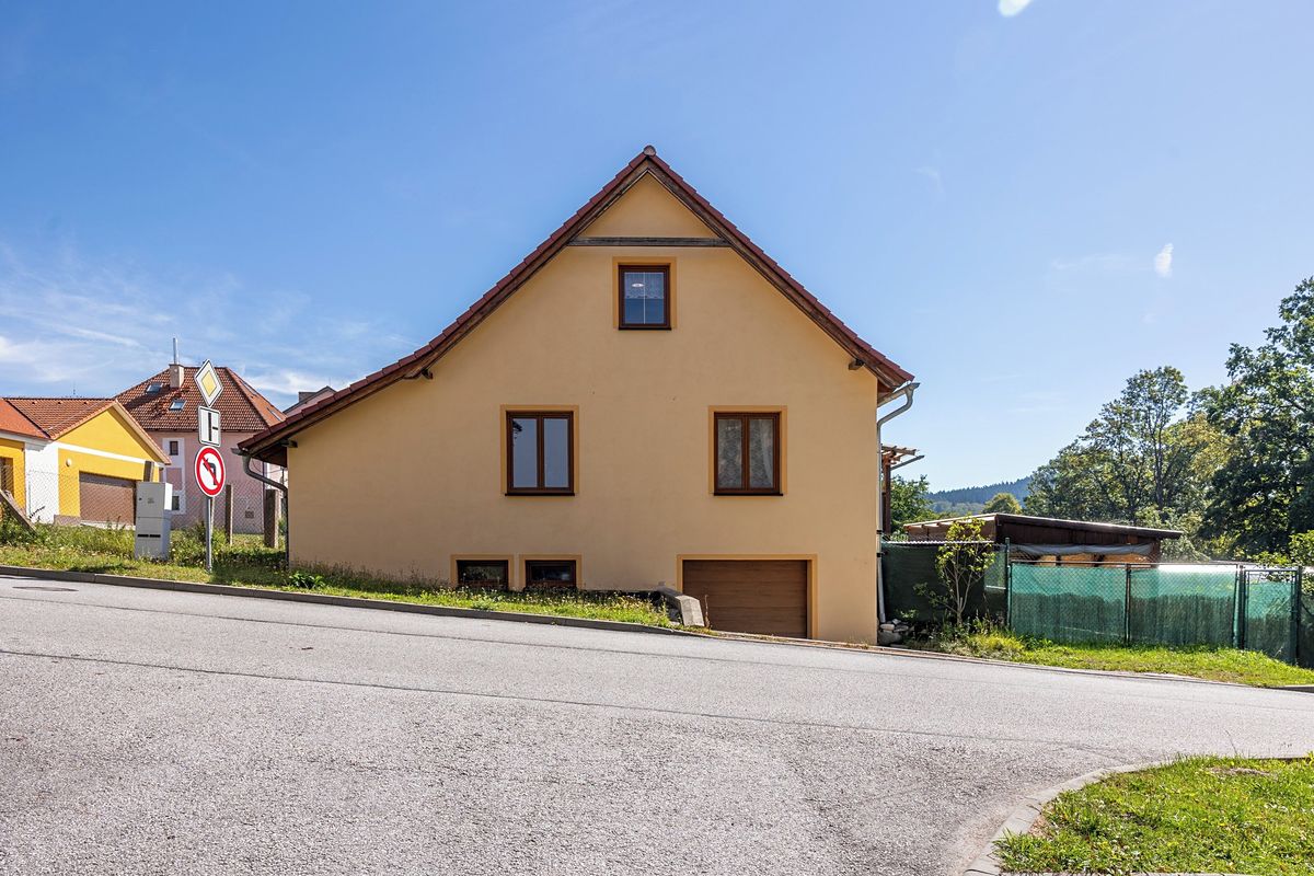 Prodej rodinného domu 250 m², pozemek 763 m² – fotografie 2