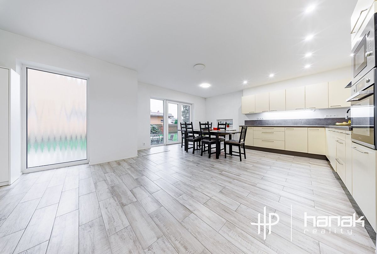 Prodej rodinného domu 200 m², pozemek 1173 m² – fotografie 5