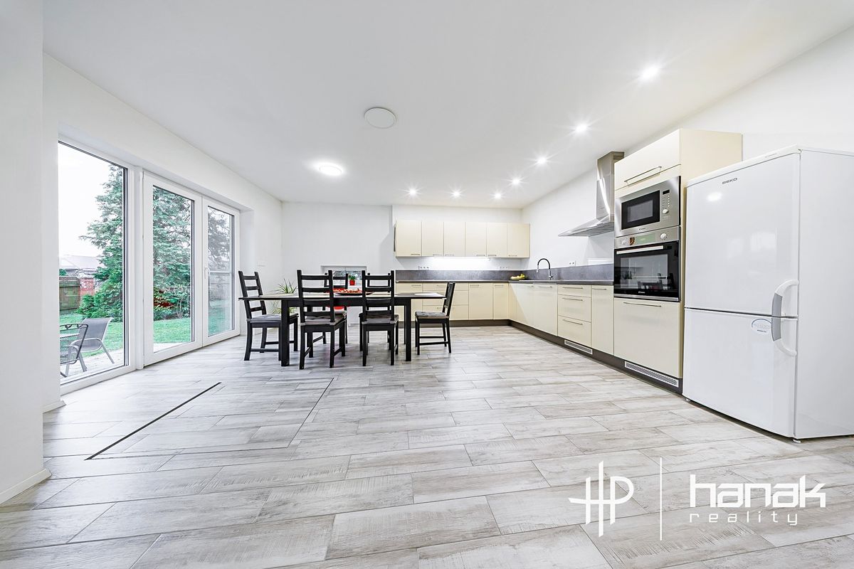 Prodej rodinného domu 200 m², pozemek 1173 m² – fotografie 2