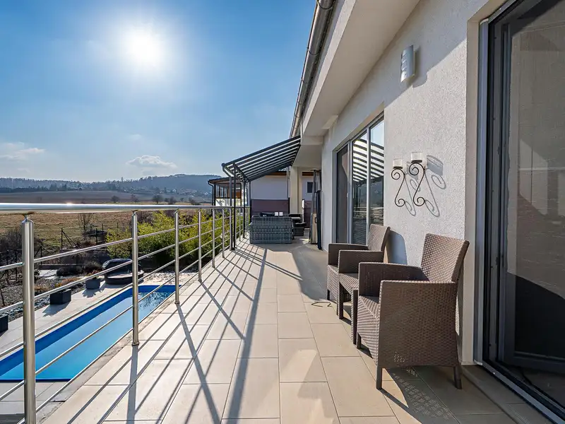 Prodej vily 140 m², pozemek 663 m², Králův Dvůr – náhled fotky 2