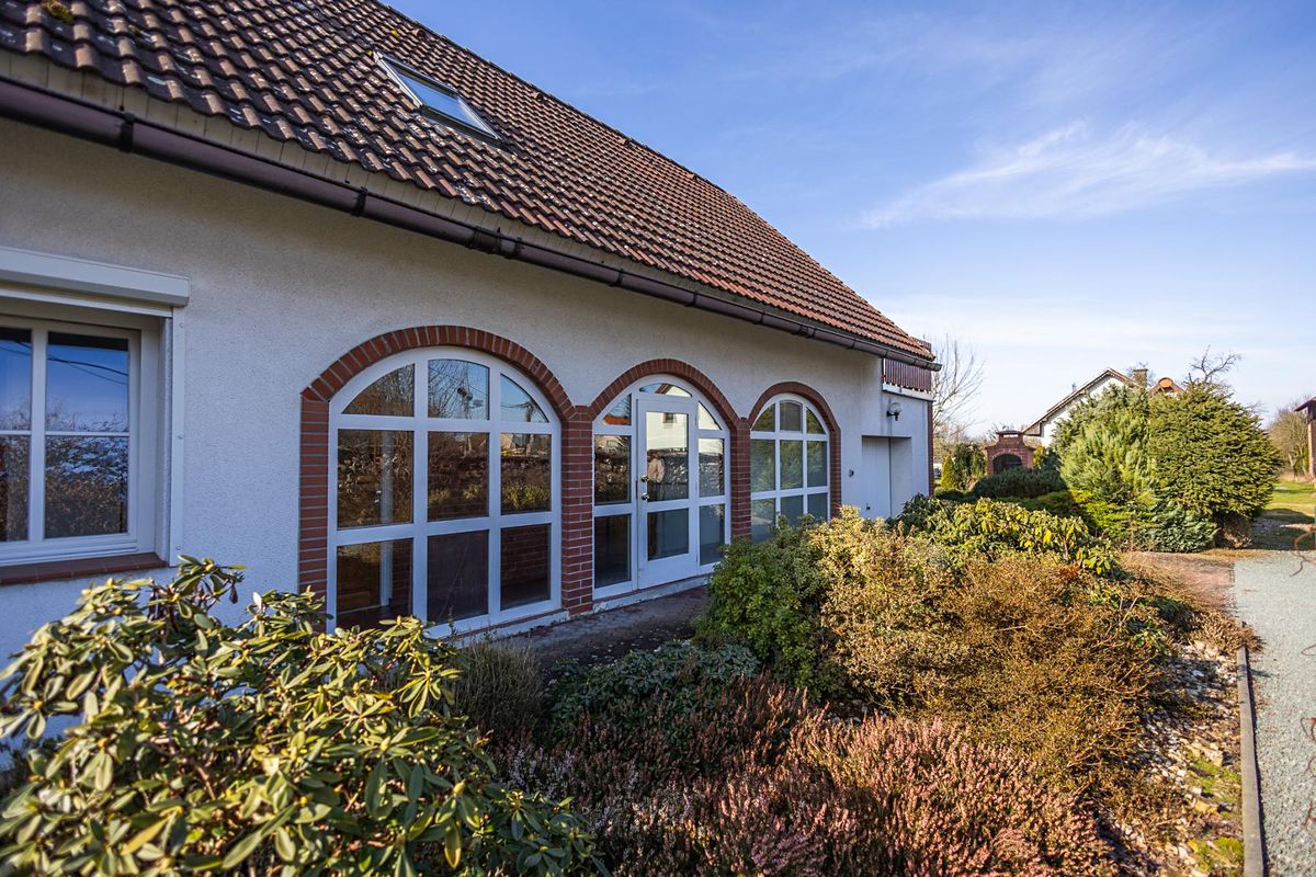 Prodej rodinného domu 230 m², pozemek 853 m² – fotografie 2