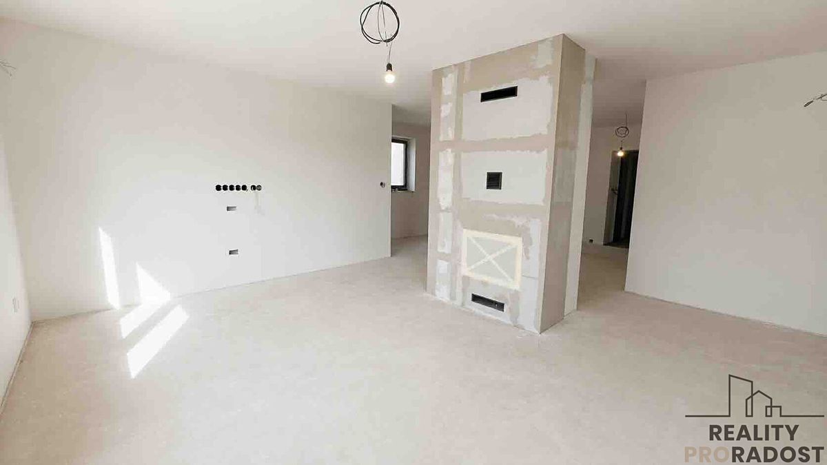 Prodej rodinného domu 194 m², pozemek 1250 m² – fotografie 2