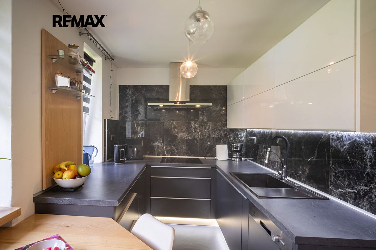 Prodej vícegeneračního domu 291 m², pozemek 1086 m² – fotografie 2