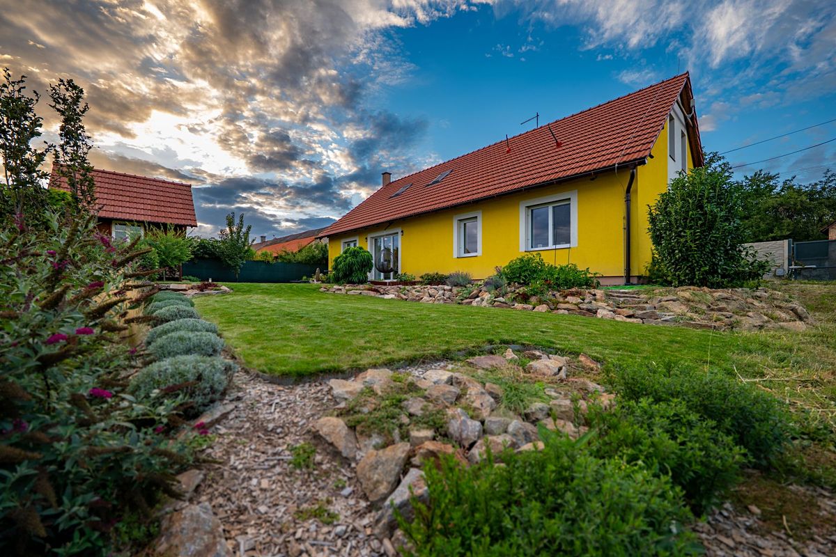 Prodej rodinného domu 240 m², pozemek 950 m² – fotografie 2
