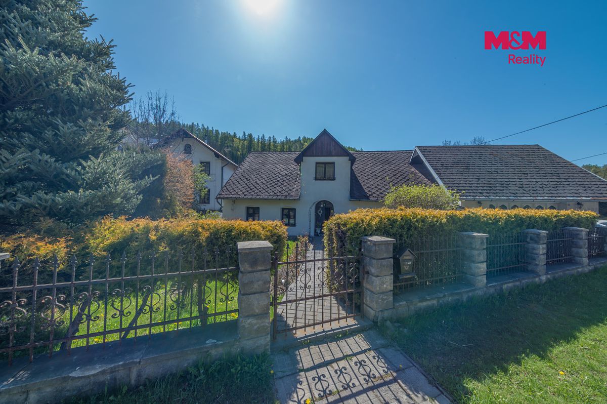 Prodej rodinného domu 268 m², pozemek 878 m² – fotografie 2
