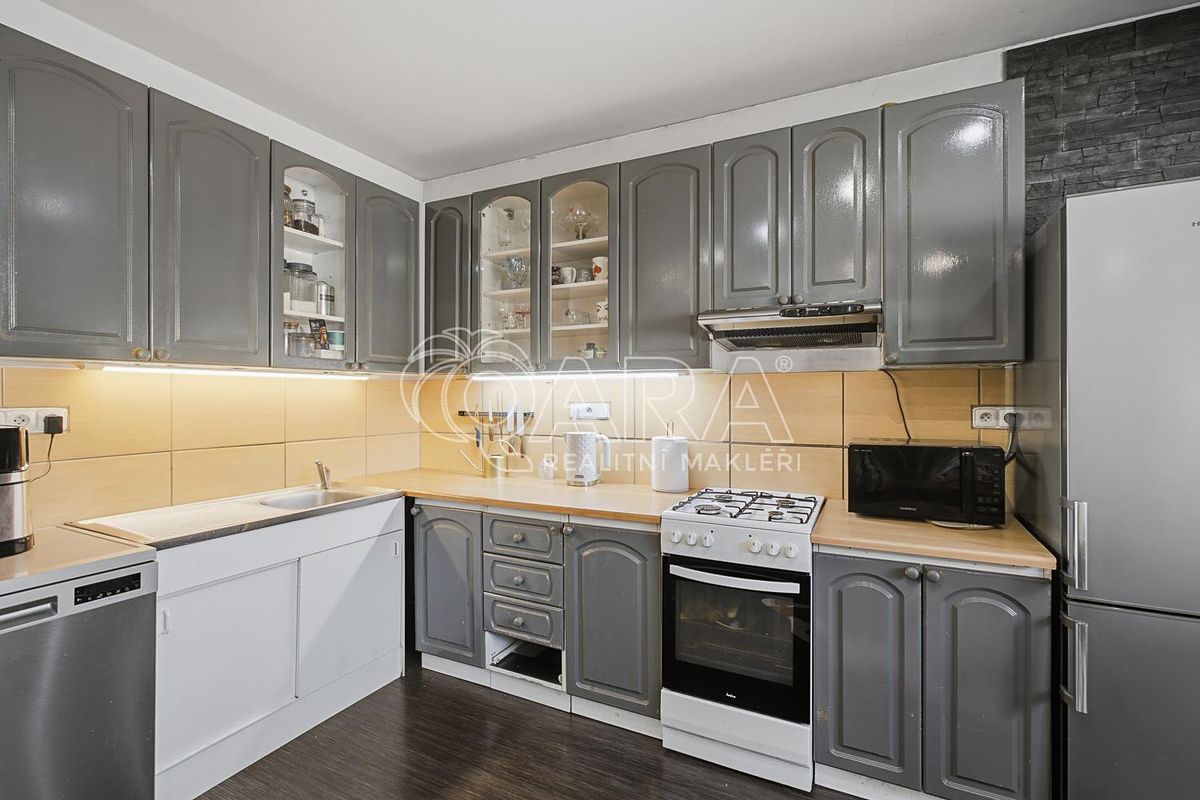 Prodej rodinného domu 160 m², pozemek 1169 m² – fotografie 2