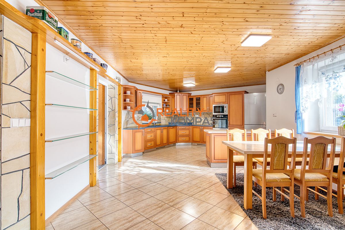 Prodej rodinného domu 160 m², pozemek 796 m² – fotografie 2