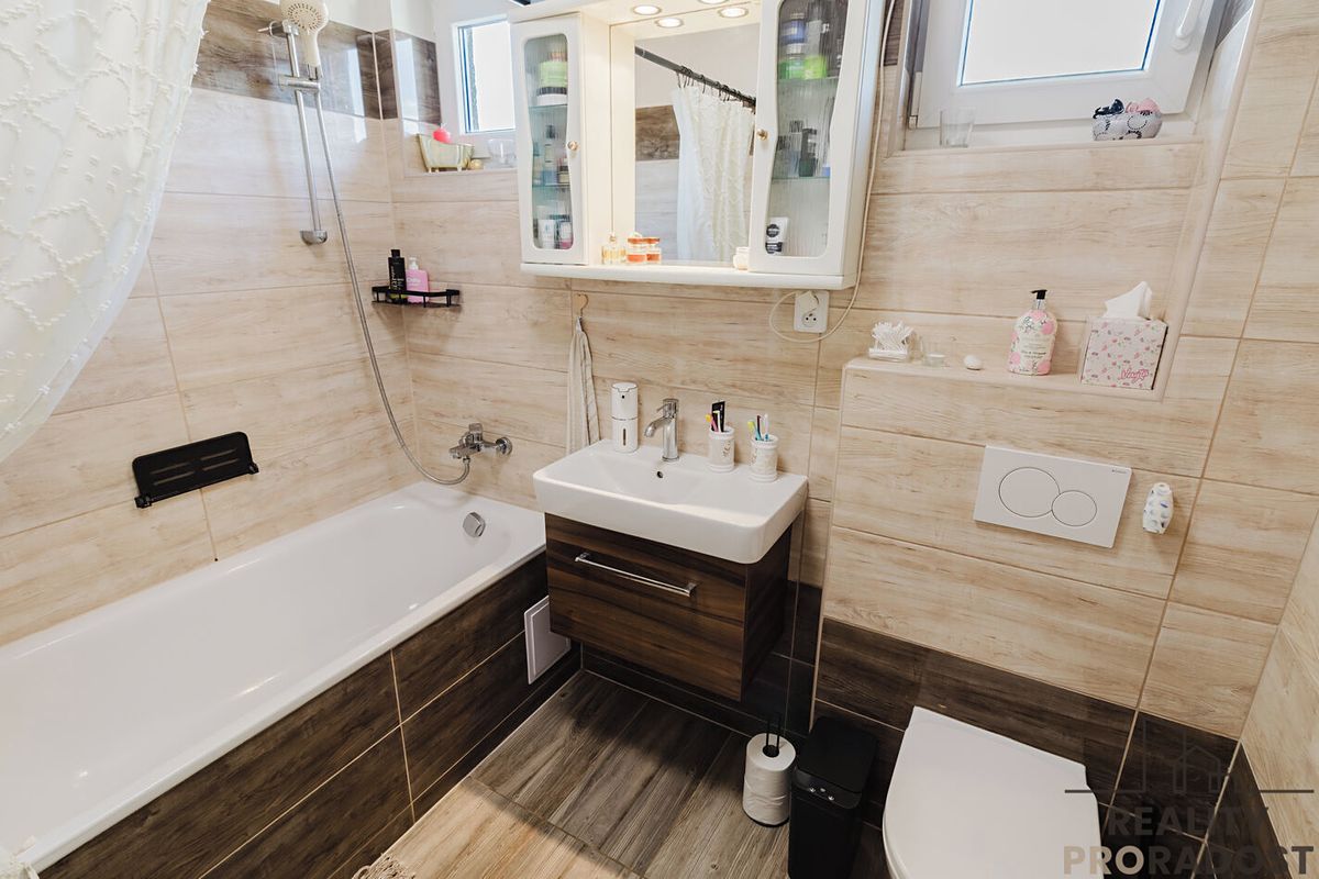 Prodej rodinného domu 200 m², pozemek 1084 m² – fotografie 3