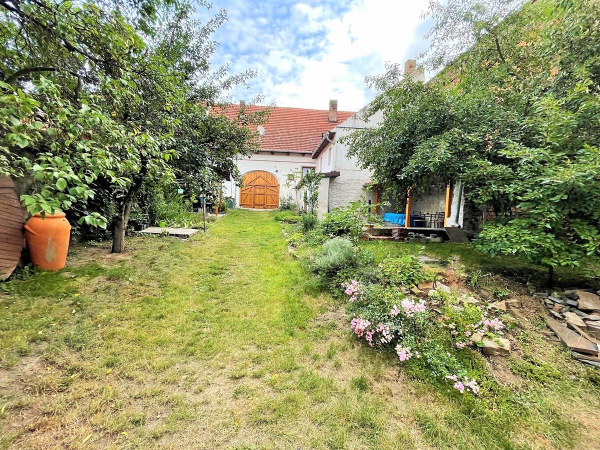 Prodej rodinného domu 180 m², pozemek 1779 m² – fotografie 2
