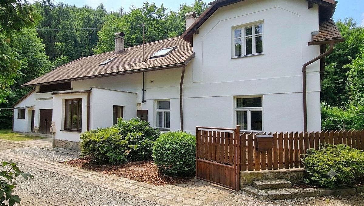 Prodej rodinného domu 260 m², pozemek 1255 m² – fotografie 2