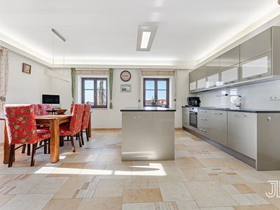 Prodej rodinného domu 355 m², pozemek 648 m²
