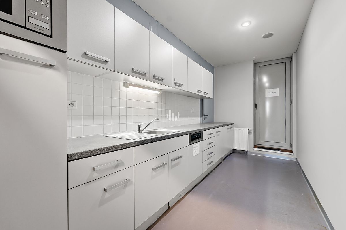 Pronájem kanceláře 168 m² – fotografie 5