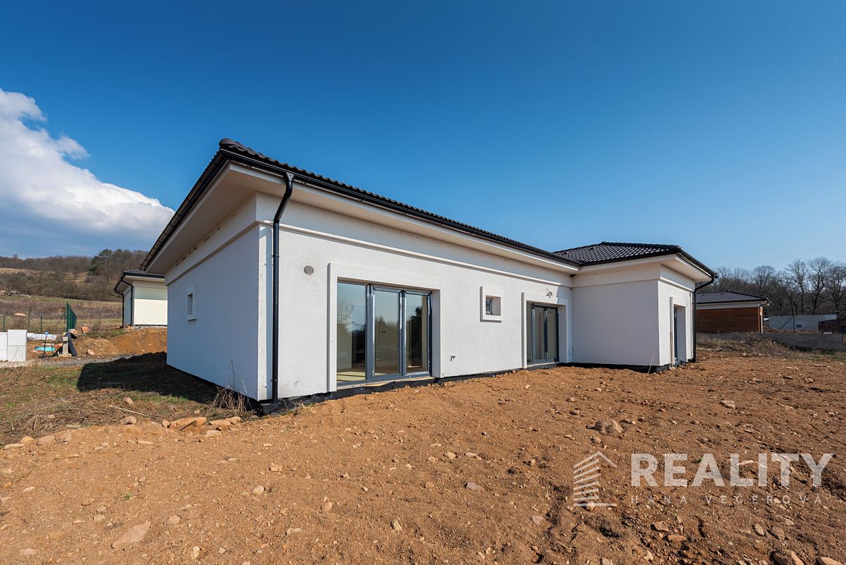 Prodej rodinného domu 158 m², pozemek 723 m² – fotografie 2