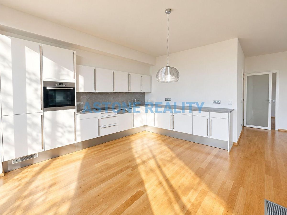 Pronájem bytu 2+kk 81 m² – fotografie 2
