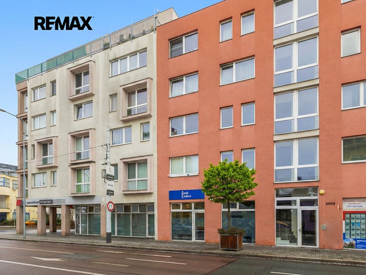 Pronájem komerčního prostoru, 122 m² (1 z 11)
