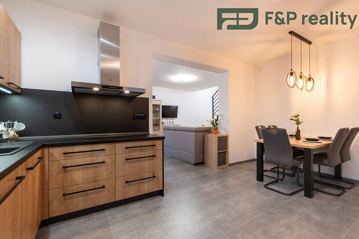 Prodej rodinného domu 100 m², pozemek 243 m² – fotografie 2