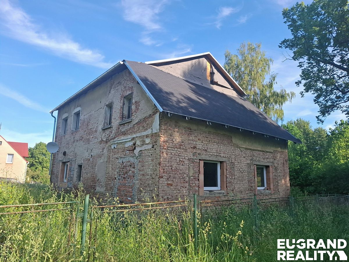 Prodej rodinného domu 300 m², pozemek 900 m² – fotografie 2