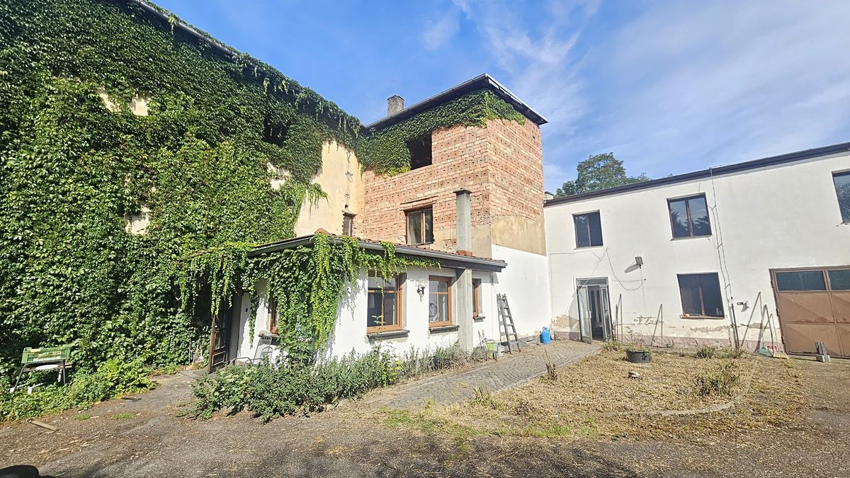 Prodej rodinného domu 700 m², pozemek 1643 m² – fotografie 2