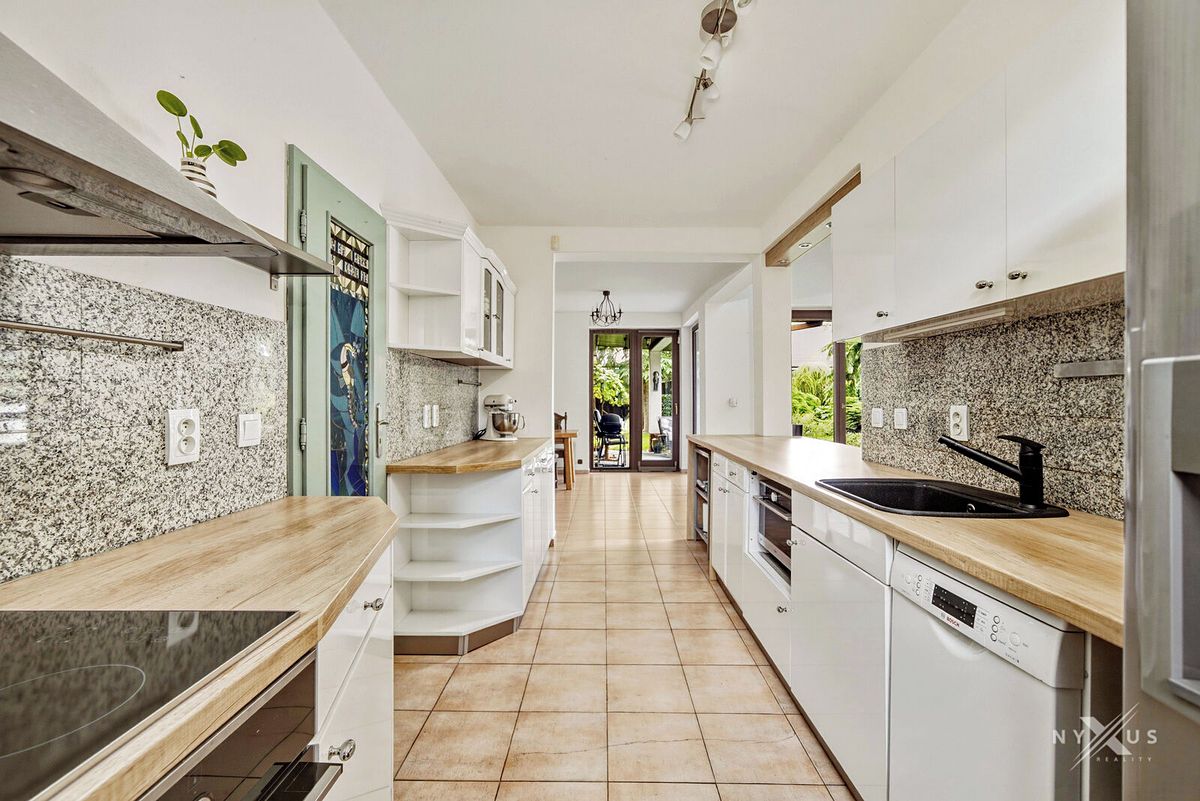 Prodej rodinného domu 290 m², pozemek 709 m² – fotografie 5