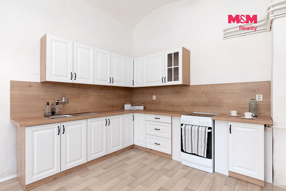 Prodej rodinného domu 300 m², pozemek 665 m² – fotografie 2