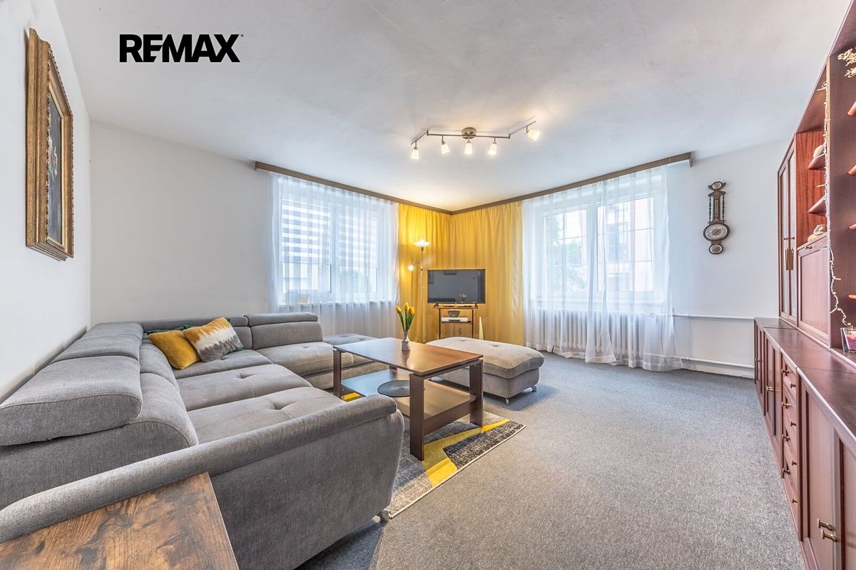 Prodej rodinného domu 216 m², pozemek 905 m² – fotografie 4