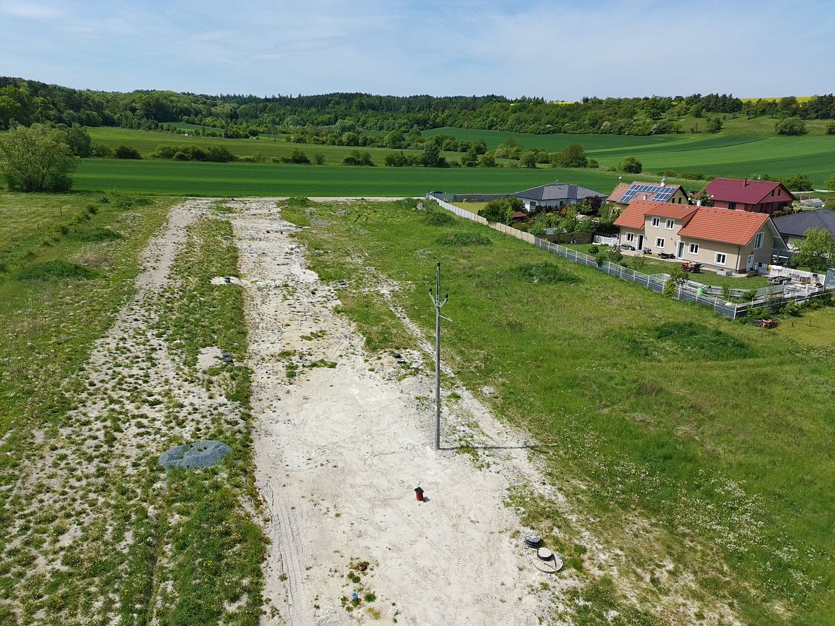 Prodej stavebního pozemku 834 m² – fotografie 3