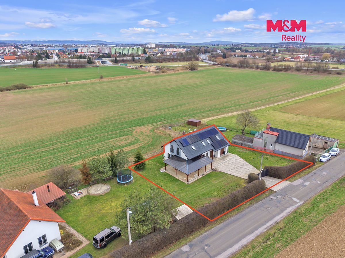 Prodej rodinného domu 225 m², pozemek 1194 m² – fotografie 2