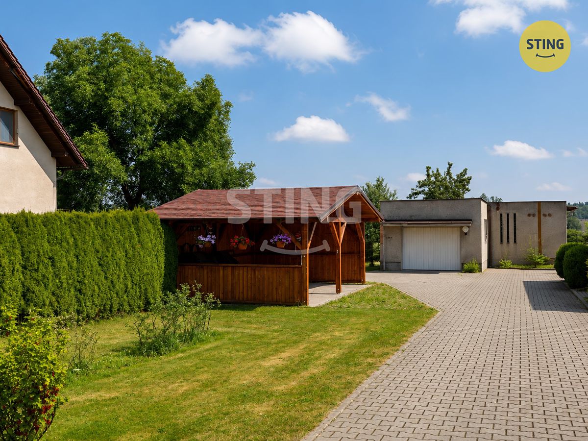 Prodej rodinného domu 230 m², pozemek 1129 m² – fotografie 2