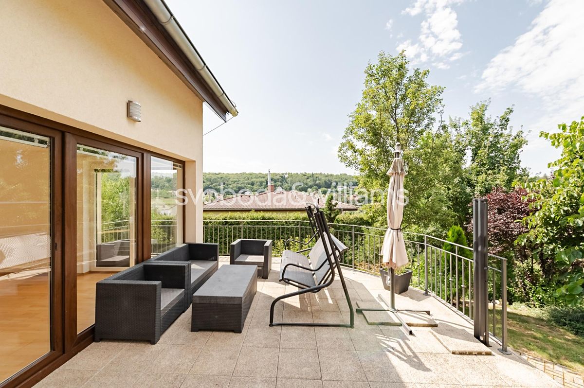 Pronájem rodinného domu 289 m², pozemek 869 m² – fotografie 2