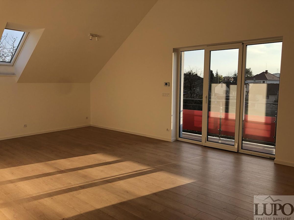 Pronájem bytu 2+kk 73 m² – fotografie 3