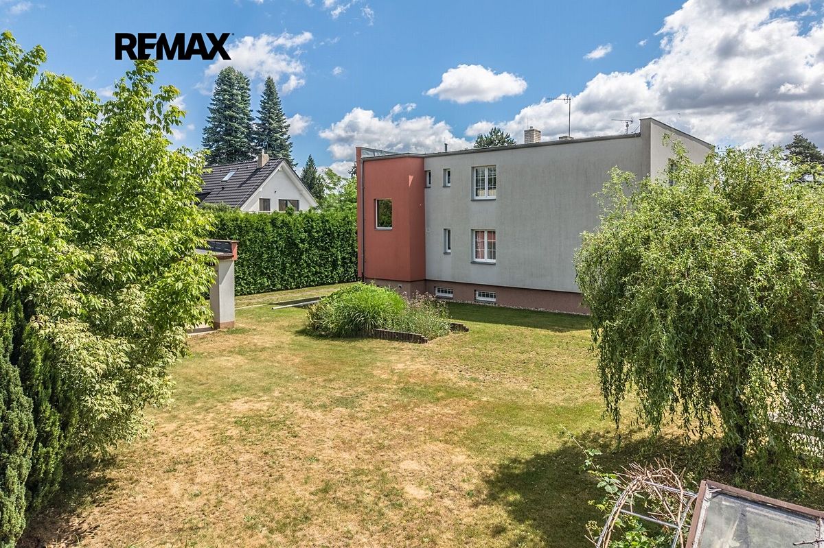 Prodej rodinného domu 216 m², pozemek 905 m² – fotografie 2