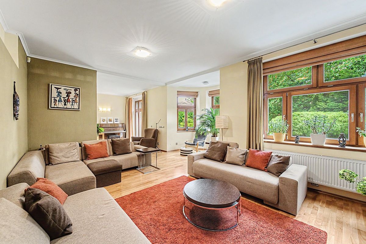 Prodej vily 375 m², pozemek 811 m² – fotografie 2