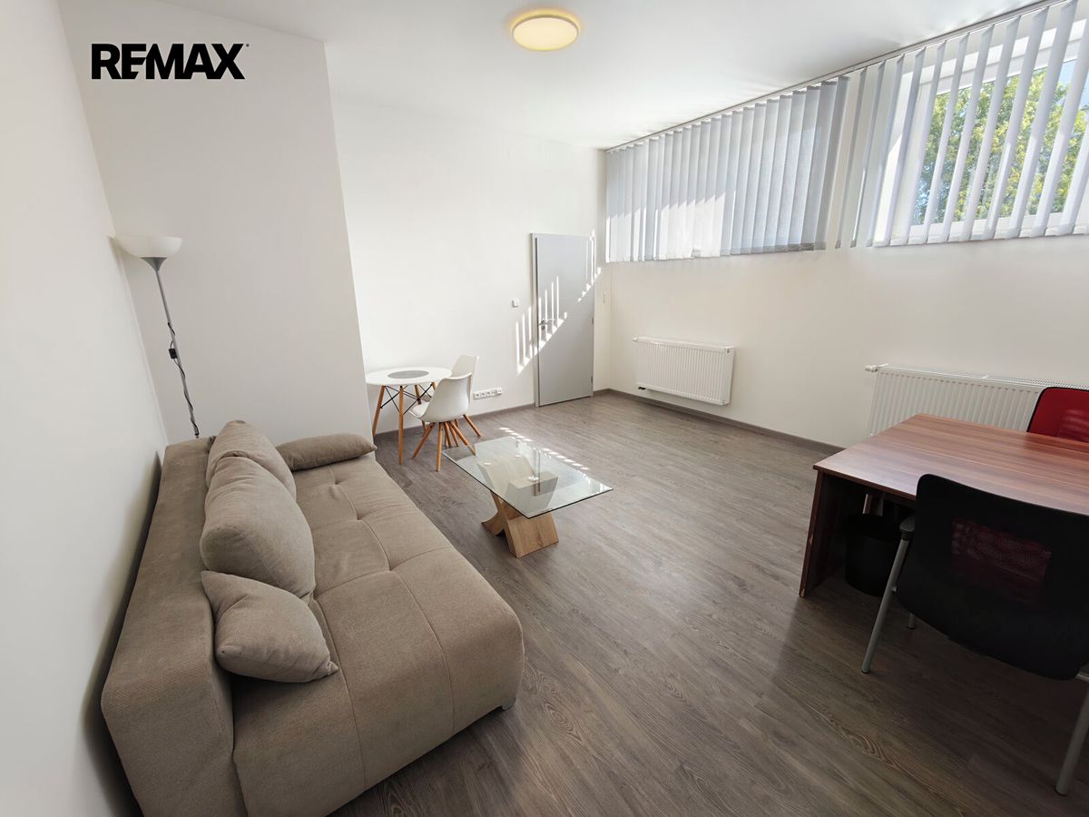 Pronájem kanceláře 65 m² – fotografie 3
