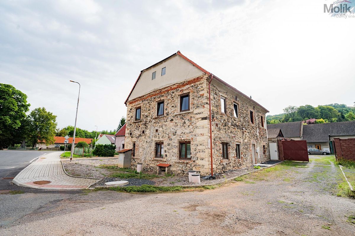 Prodej rodinného domu 233 m², pozemek 554 m² – fotografie 2